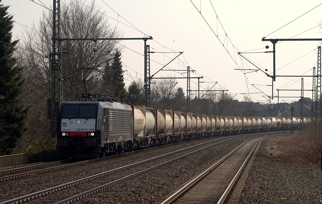 Die für TXL fahrende MRCE Mietlok 189 923-6/ES64 F4-023 rauscht hier mit dem DGS 40968  Zementexpress (Werkbhf Deuna-Padborg)durch Schleswig. 09.04.2013