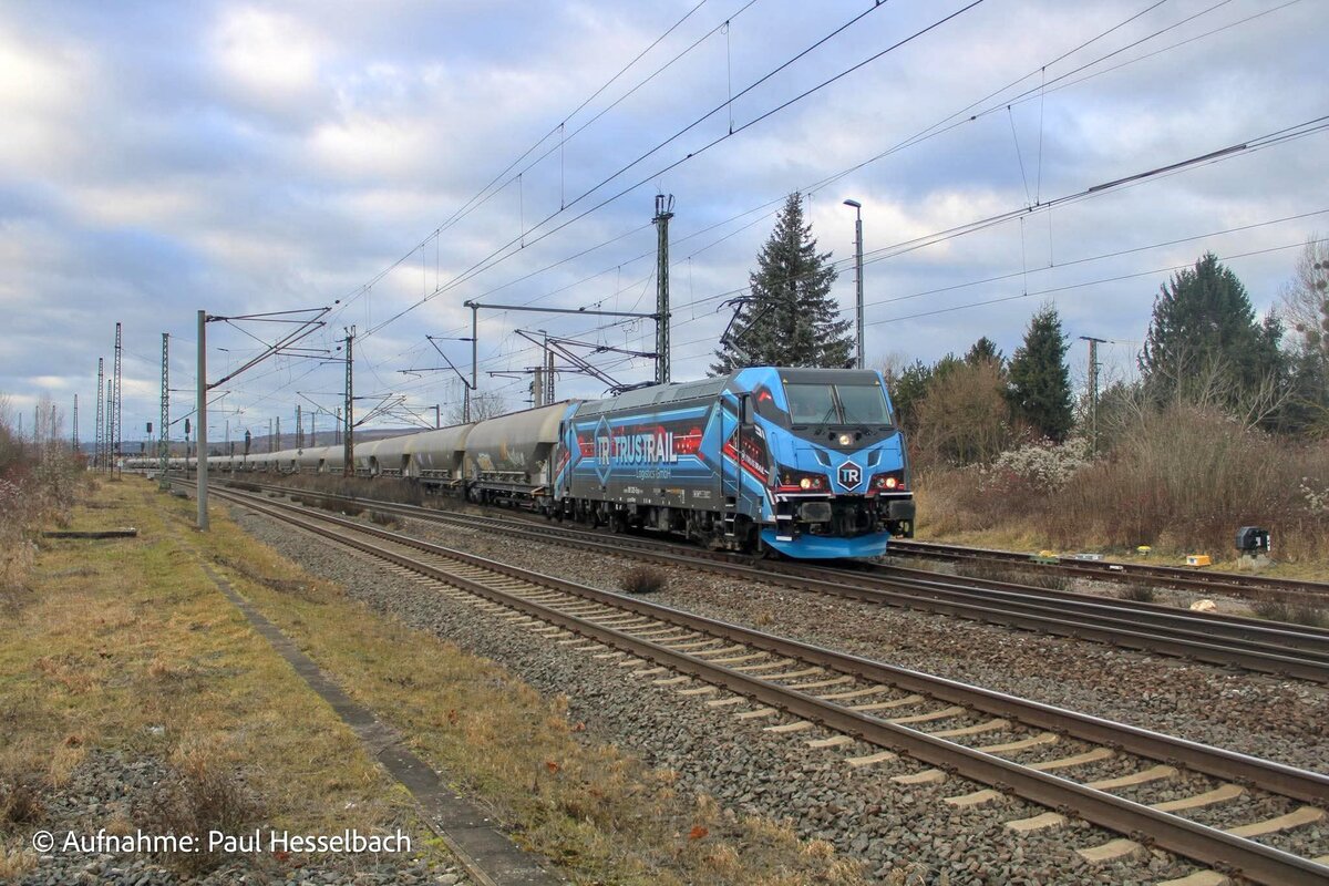 Die FWK 185 325-5 „Trustrail Logistics GmbH“  bespannte am 02.01.2026 ab Naumburg (S) Hbf den leeren Braunkohlestaubzug DGS 95526 von Karsdorf nach Spreewitz. (Foto: Paul Hesselbach)