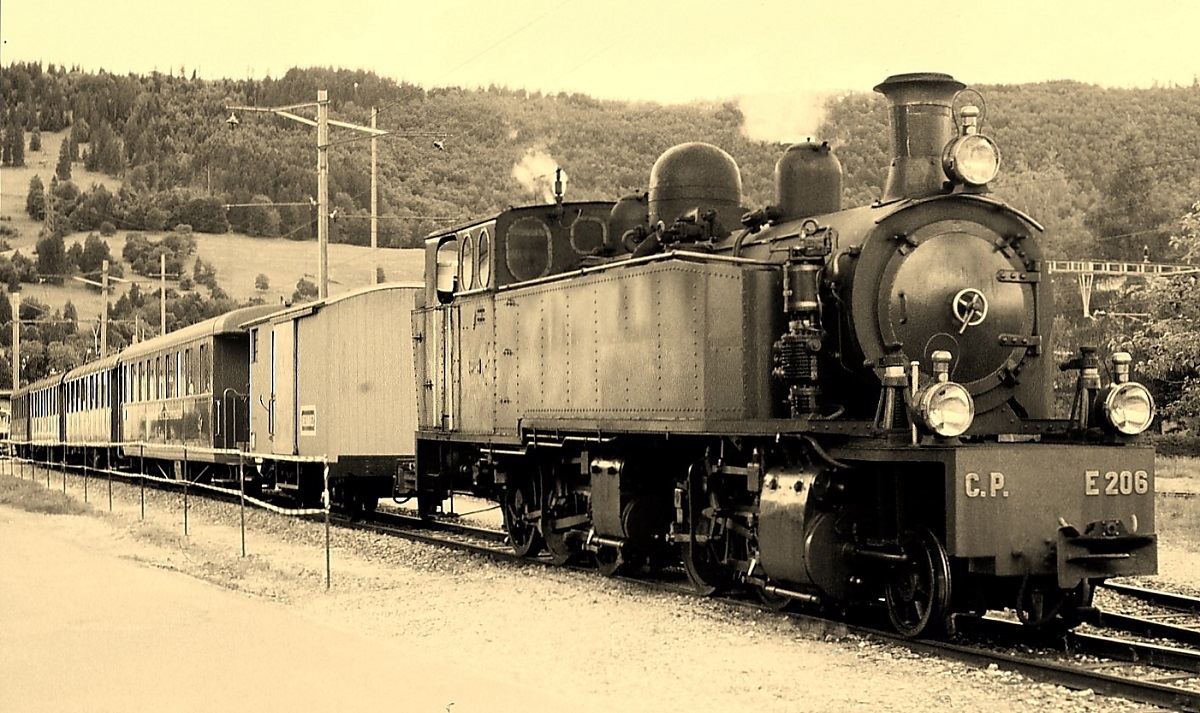 Die G 2/3 + 3/3 E 206 von La Traction im Sommer 1997 in Glovelier. Die Lok wurde 1913 von Henschel & Sohn in Kassel nach Portugal geliefert und dort 1978 ausgemustert, 1993 nahm sie La Traction wieder in Betrieb.