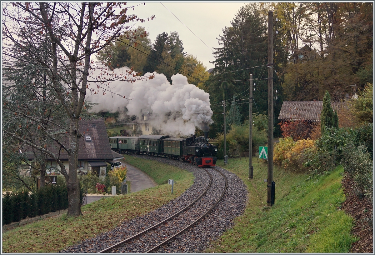 Die G 2x 2/2 105 kurz nach der Abfahrt in Blonay, in der Steigung nach Chantemerle. 

30. Oktober 2021