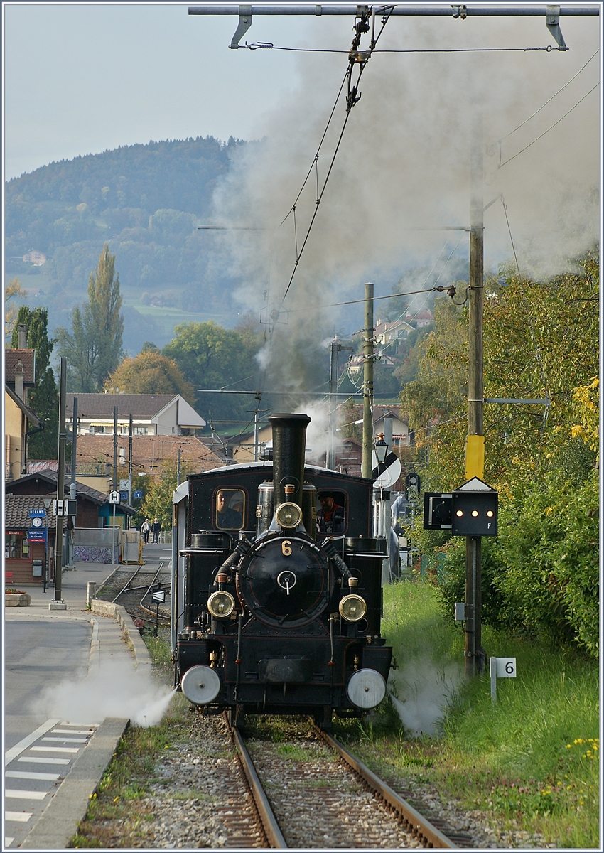 Die G 3/3 N° 6 dampft bei Blonay mit ihrem (nicht zu sehenden) Personenzug in Richtung Chamby.

20. Okt. 2019