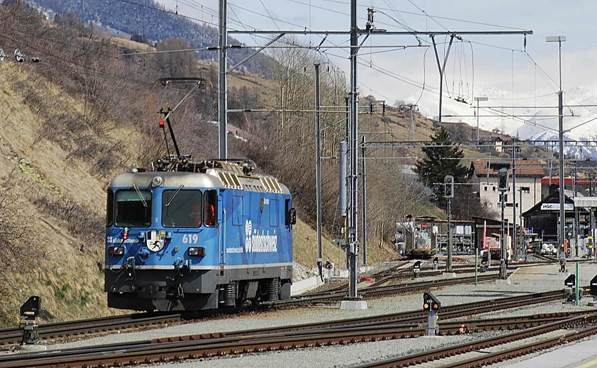 Die Ge 4/4 619  Samedan  rangiert am 03.04.2022 in Scuol-Tarasp