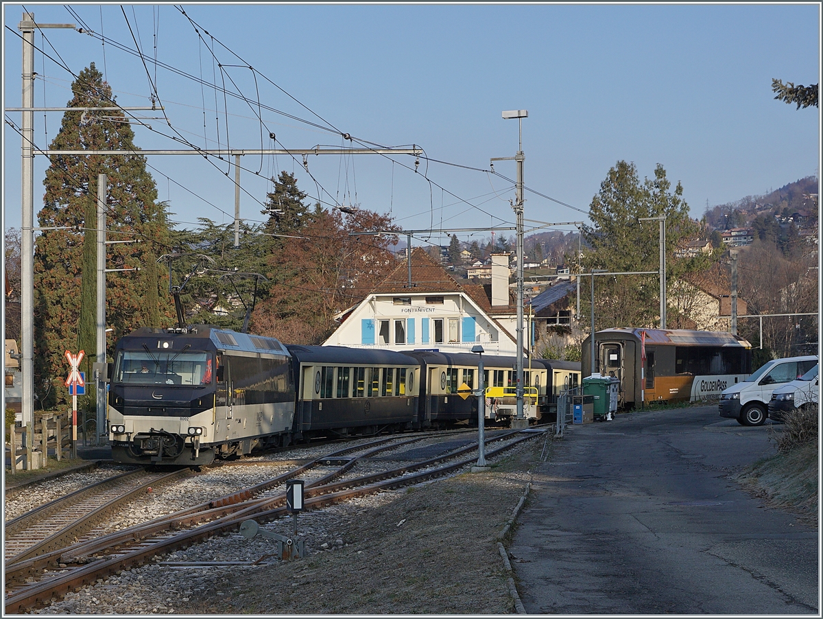 Die Ge 4/4 8002 ist mit ihren vier Belle Epoque Wagen und dem am Schluss mitlaufenden, aber versteckten ABe 4/4 9302 auf dem Weg von Montreux nach Zweisimmen in Fontanivent.

10. Januar 2021