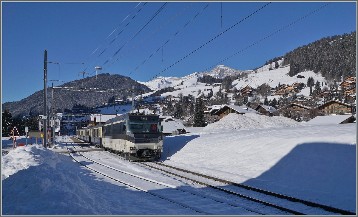 Die Ge 4/4 8002 verlässt mit dem MOB GoldenPass Belle Epoque Zug 2214 auf seiner Fahrt von Montreux nach Zweisimmen dem Bahnhof von Rougemont. Es wird nun interessant seien, zu sehen, ob die Ge 4/4 nur ausnahmsweise oder immer wieder in den  Belle-Epoque  Umlauf eingeteilt wird. die Kombination Ge 4/4 - Alpina Triebwagen praktiziert die MOB zumindest schon seit einigen, dies jedoch sowie ich es beobachten konnte nur mit Regionalzügen.

11. Januar 2021