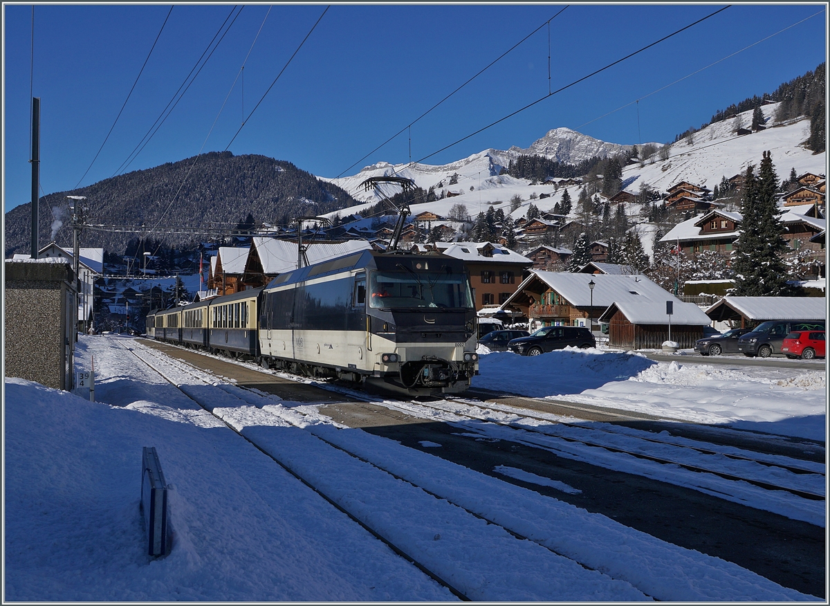 Die Ge 4/4 8002 verlässt mit dem MOB GoldenPass Belle Epoque Zug 2214 auf seiner Fahrt von Montreux nach Zweisimmen dem Bahnhof von Rougemont. Es wird nun interessant seien, zu sehen, ob die Ge 4/4 nur ausnahmsweise oder immer wieder in den  Belle-Epoque  Umlauf eingeteilt wird. die Kombination Ge 4/4 - Alpina Triebwagen praktiziert die MOB zumindest schon seit einigen, dies jedoch sowie ich es beobachten konnte nur mit Regionalzügen.

11. Januar 2021