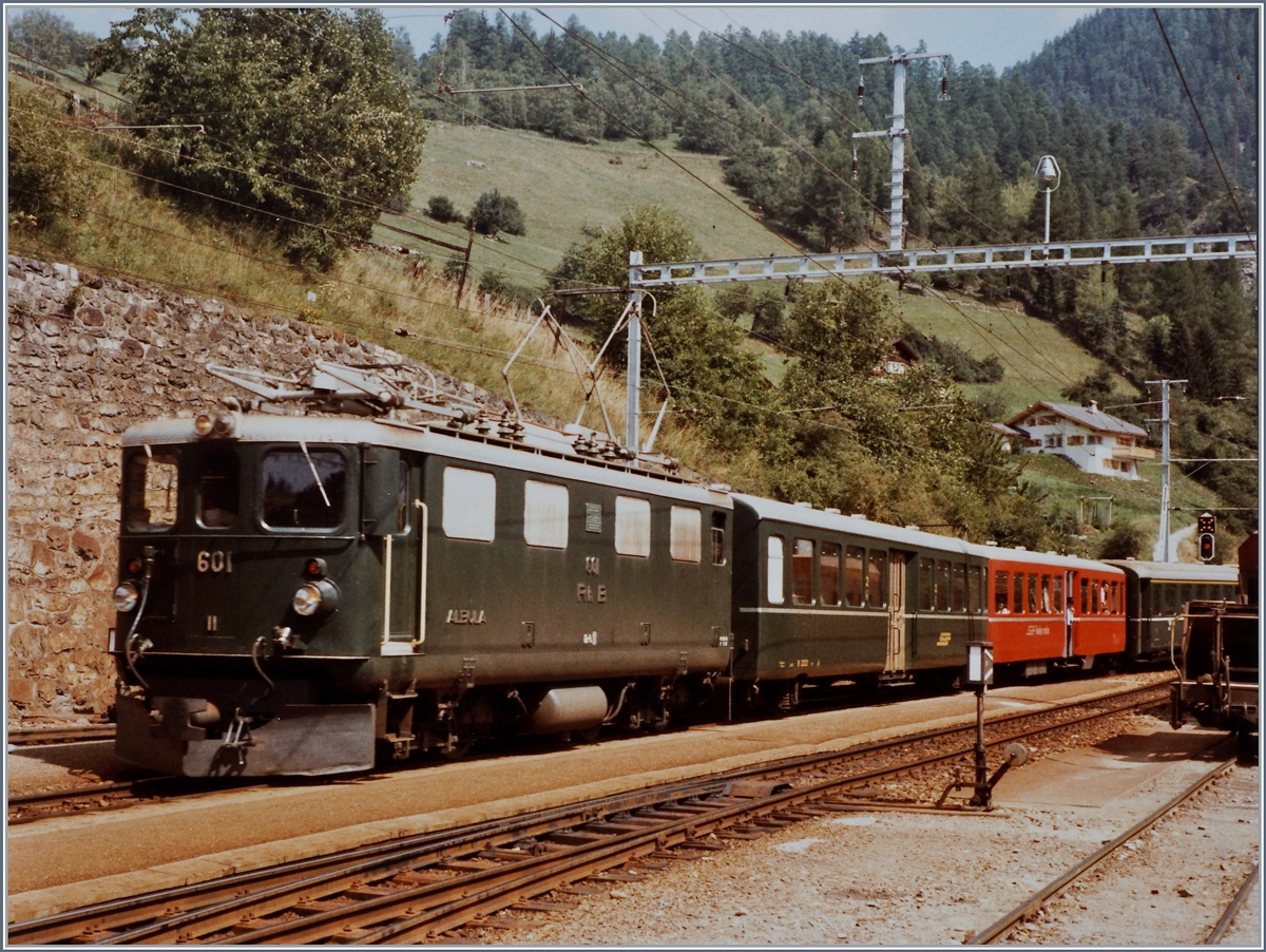 Die Ge 4/4 I 601  Albula  erreicht mit ihrem Schnellzug 550 von St.Moritz nach Chur den Bahnhof Filisur.
20. August 1984