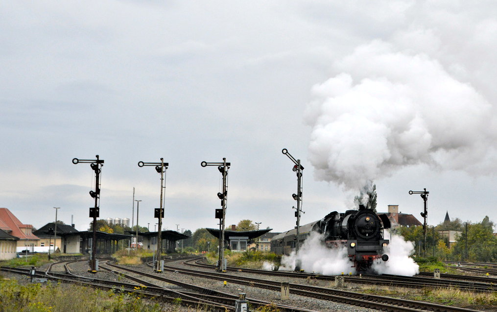 Die Geraer Eisenbahnwelten e.V. waren mit dem  Berlin-Express , bespannt mit 35 1097, von Gera nach Berlin unterwegs. Ausfahrt Zeitz, am 04.10.2019.