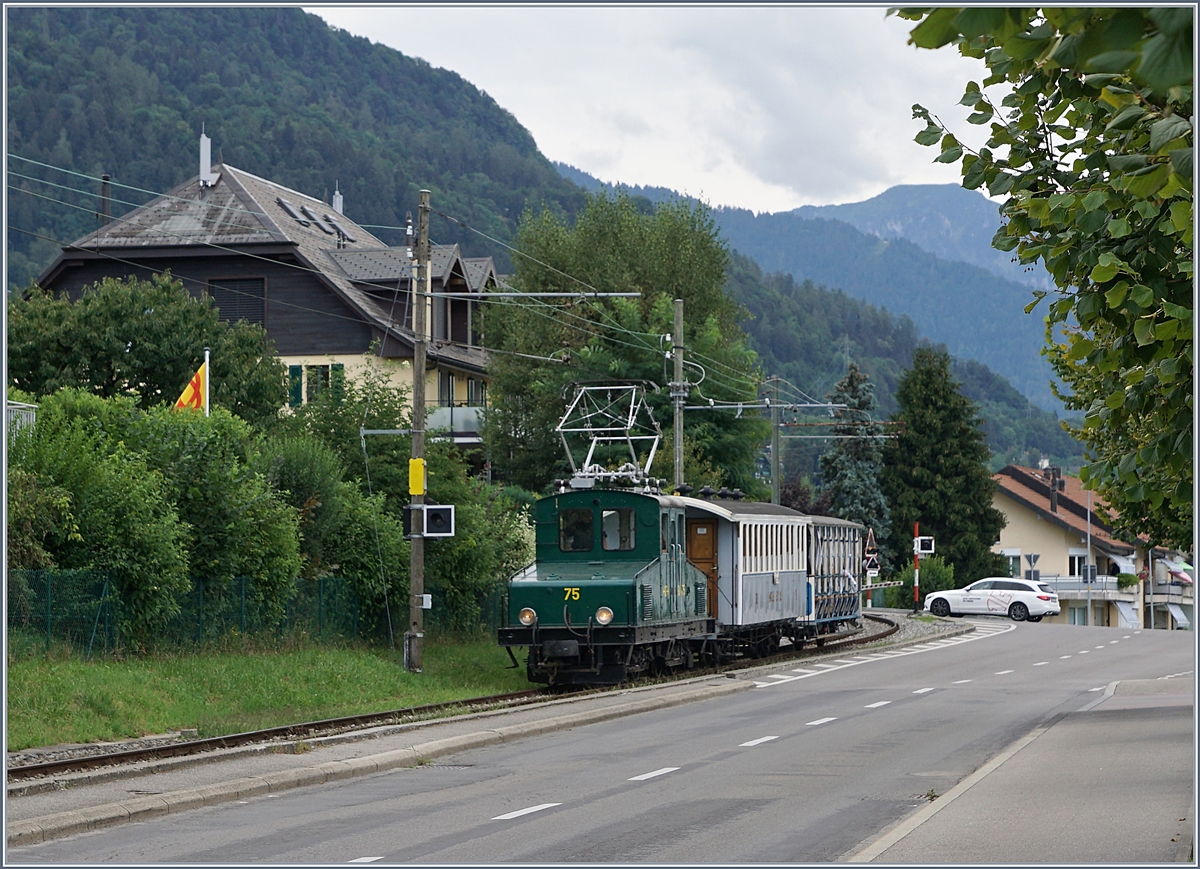 Die +GF+ Ge 4/4 75 der Blonay-Chamby Bahn erreicht Blonay. 

16. August 2020