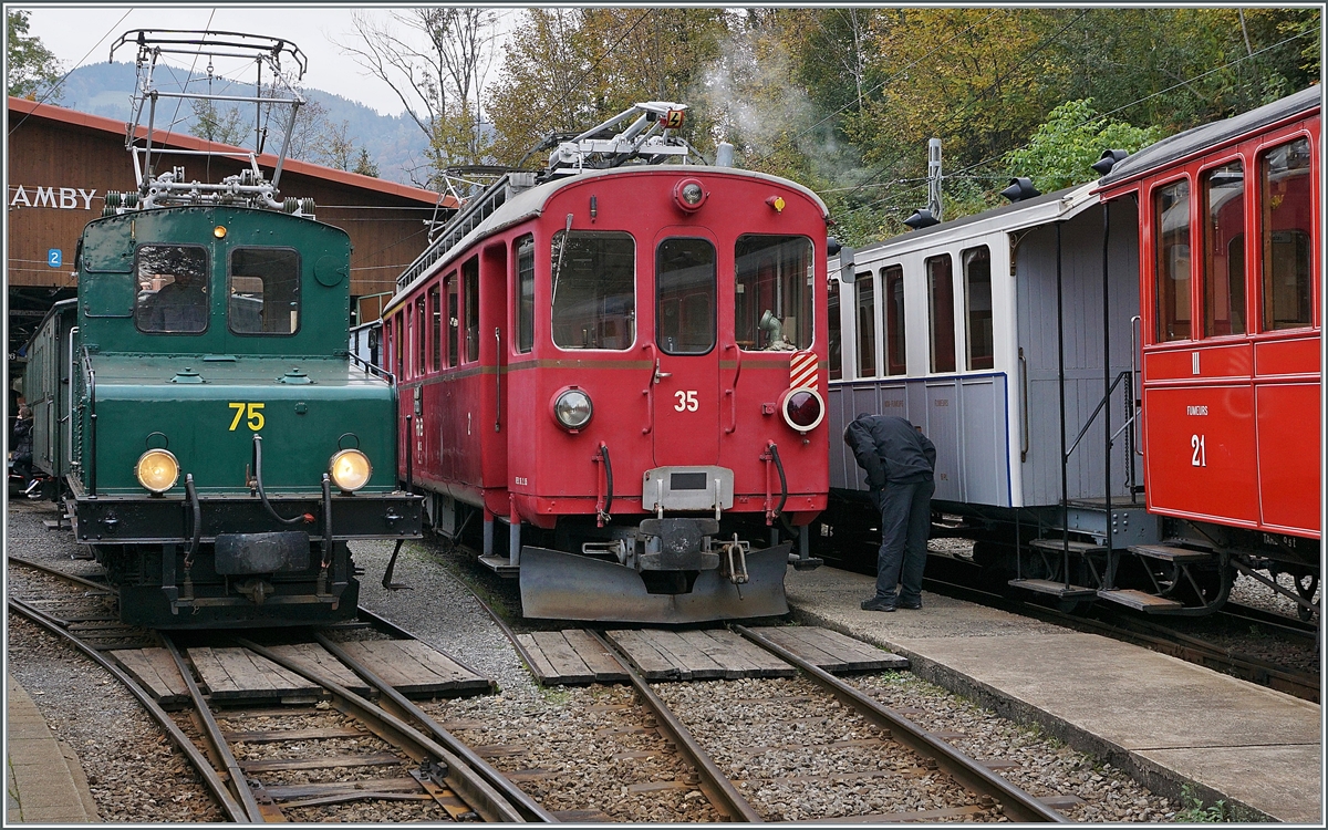 Die +GF+ Ge 4/4 75 und der RhB Abe 4/4 I N° 35 zeigen sich in Chaulin.

18. Okt. 2020