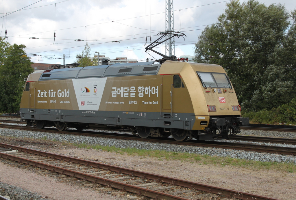 Die goldene 101 071-9 „Zeit für Gold“ beim rangieren im Rostocker Hbf.26.08.2018