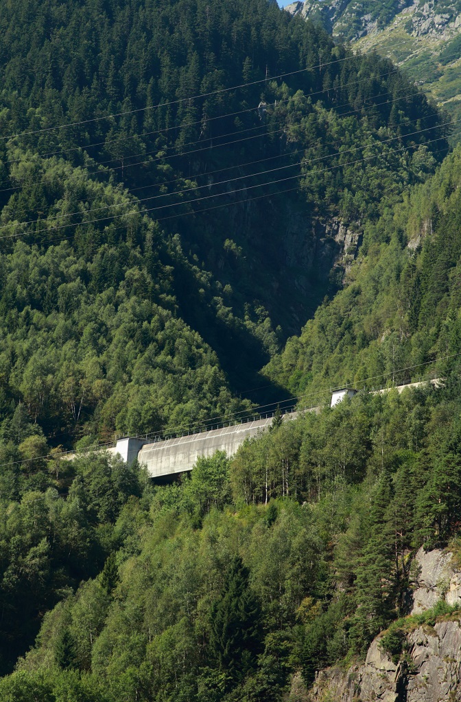 Die Gotthardbahn mit Brücke, aber ausnahmsweise einmal ohne Zug (12.09.2016). Nachdem Rohrbachbrücke zwischen Wassen und Göschenen im Januar 1981 durch eine Lawine schwer beschädigt wurde, ersetzte man sie 1984 durch eine geschlossene Kastenbrücke.