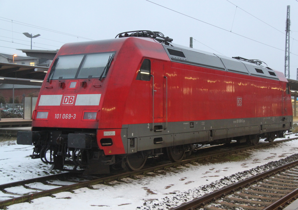 Die Hamburger 101 069-3 stand am 31.12.2014 abgestellt im Rostocker Hbf.und wird am 01.01.2015 dann den IC 2239(Rostock-Leipzig)bespannen.