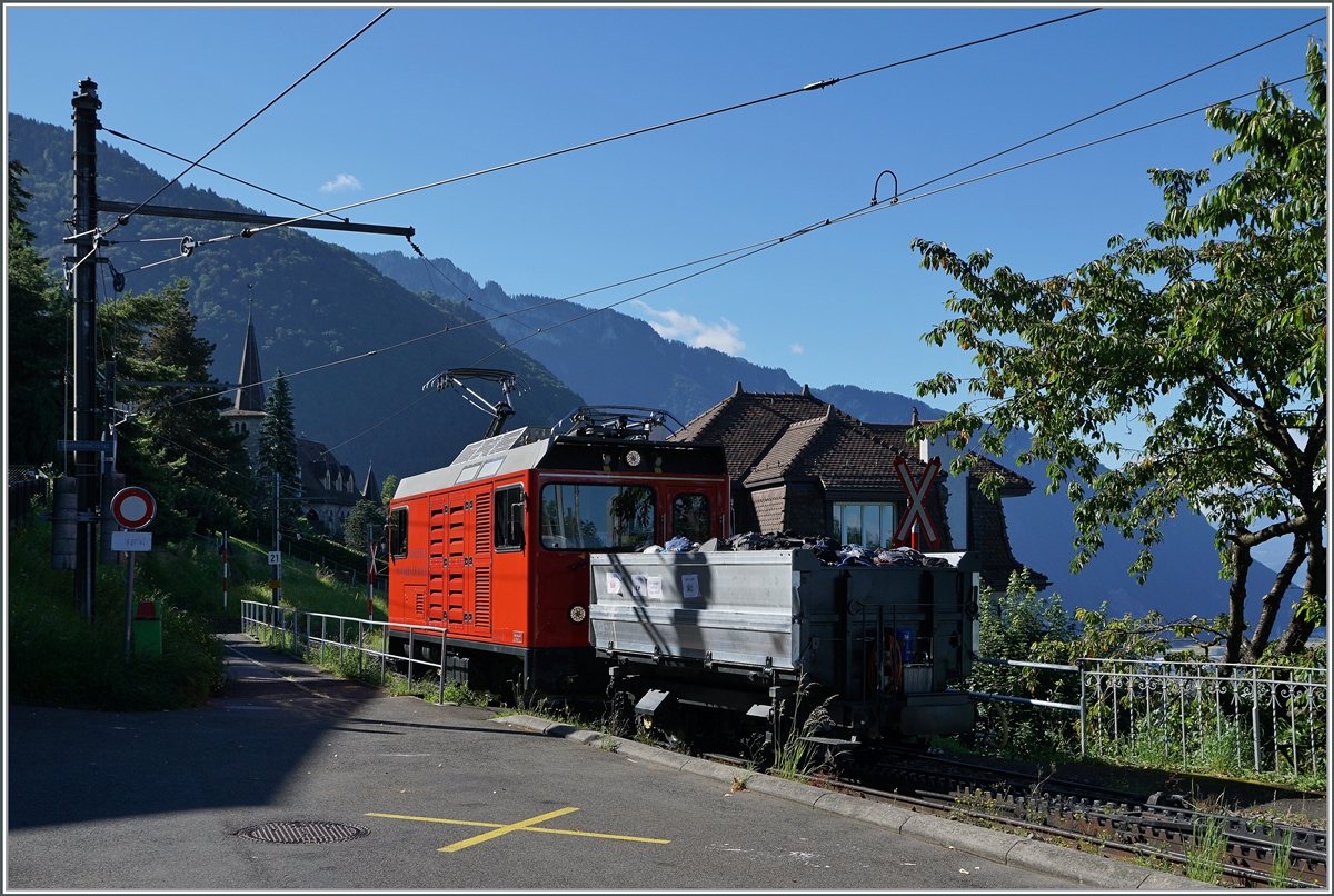 Die Hem 2/2 12 erreicht als Schiebelok für einen Gepäckzug Glion. Der Gepächzug befördert  die Rucksäcke der Montreux-Rochers de Naye Läufer auf den Rochers de Naye. 
Dieser Anlass und das schöne Wochenendwetter sorgten für reichlich Verkehr auf der Rochers de Naye Bahn und den Verstärkungs-Einsatz aller drei Bhe 2/4 (203 204 und 207) als Hilfe der  der vier Bhe 4/8 im Regeleinsatz. Der fünfte Bhe 4/8 war an diesem Wochenende nicht einsatzbereit. 
3. Juli 2016 