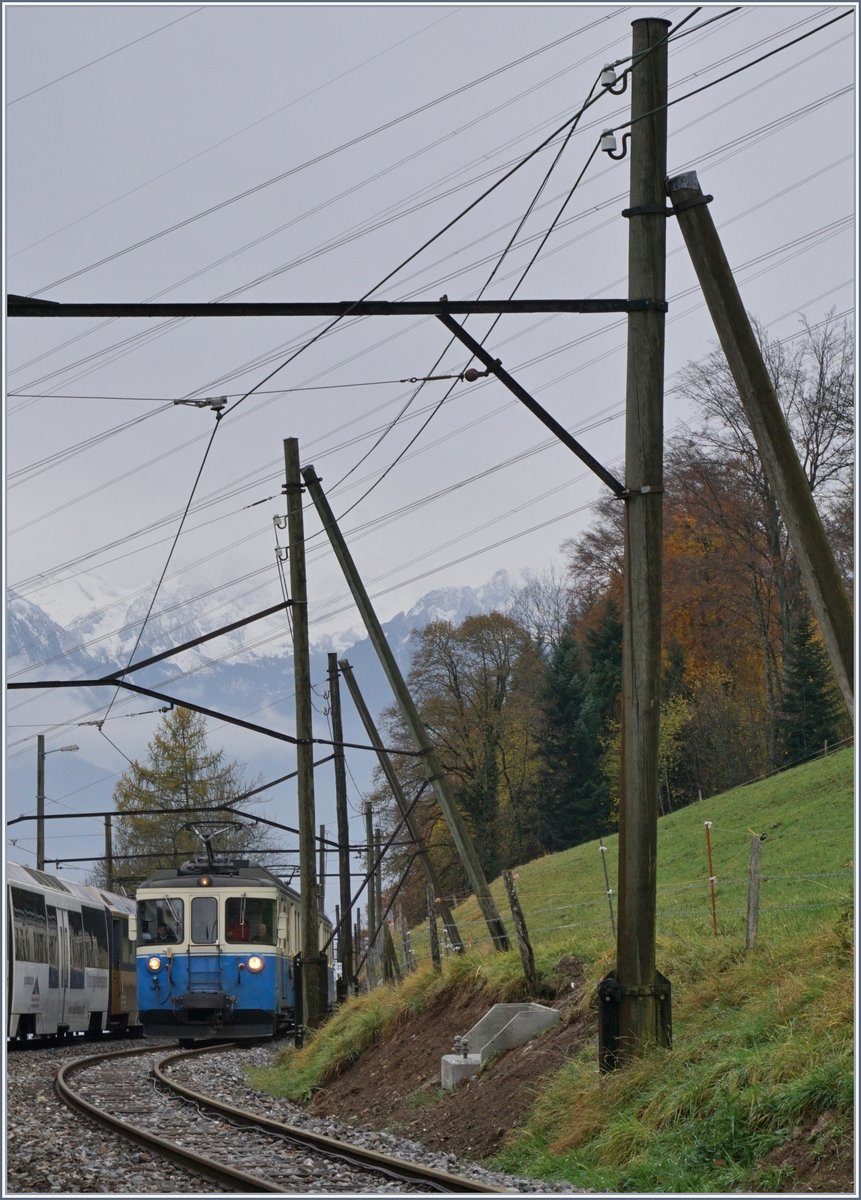 Die herrlich schiefen Holzmaste sind zwar zum Ausrichten der Bilder nicht sehr hilfreich aber schön anzuschauen. Das Bild zeigt den auf einer Extrafahrt befindlichen MOB ABDe 8/8 4001 SUISSE in Sendy-Sollard bei der Kreuzung eines Regelzuges.
11. Nov. 2017
