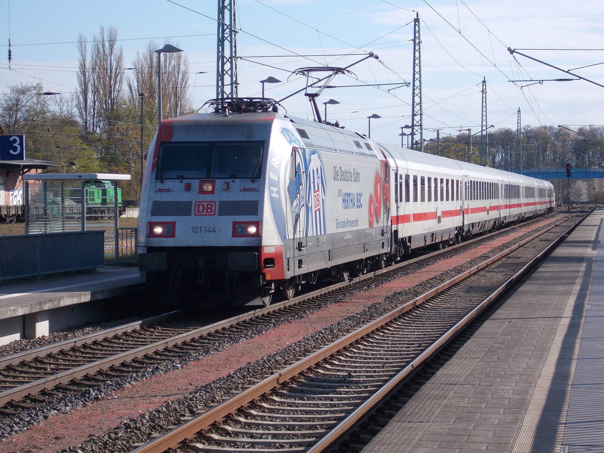 Die Hertha 101 144,am 07.Mai 2017,vor dem IC 2425 Binz-Berlin Hbf,beim Halt in Bergen/Rügen.