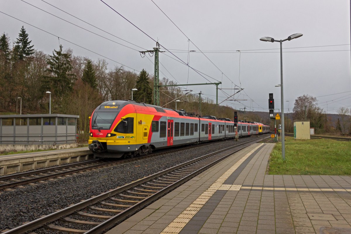 Die Hessische-Landesbahn bedient mit FLIRT-Triebwagen eine von zwei RegionalExpress-Linien zwischen Frankfurt und Kassel. Normalerweise ist auf dem nrdlichen Streckenabschnitt ein einzelner Triebzug unterwegs und in Gieen stt ein Zugteil aus Siegen dazu. Am 13.02. war jedoch neben dem mit Fahrgsten besetzten 429 041 noch der verschlossene 429 042 im Zugverband unterwegs.