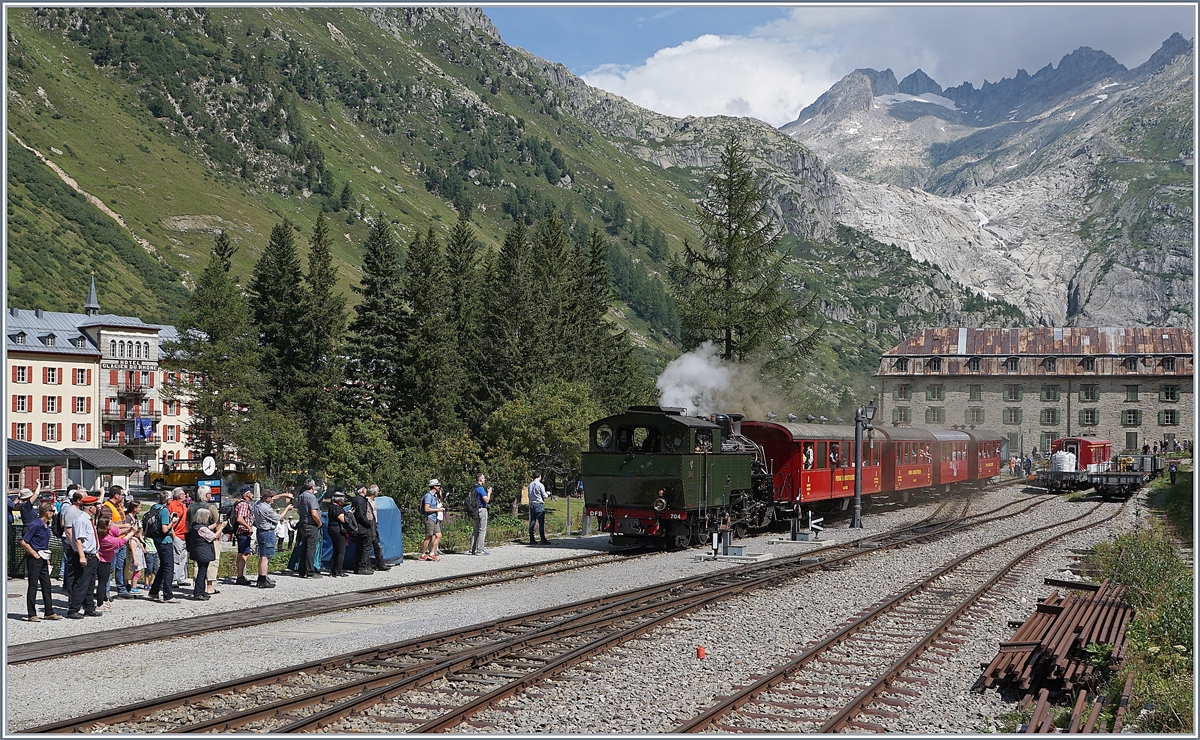 Die HG 4/4 704 erreicht mit ihrem Extrazug Gletsch.

31. Aug. 2019