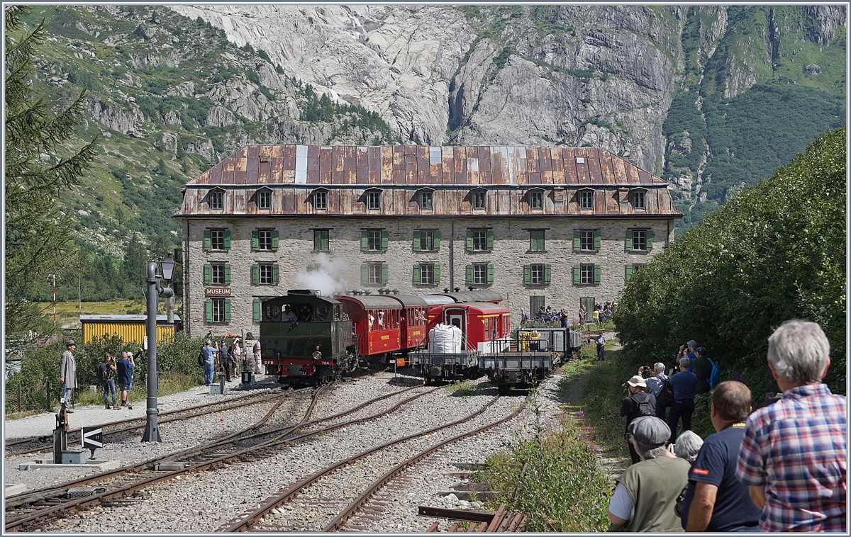 Die HG 4/4 704 erreicht mit ihrem Extrazug Gletsch.

31. Aug. 2019