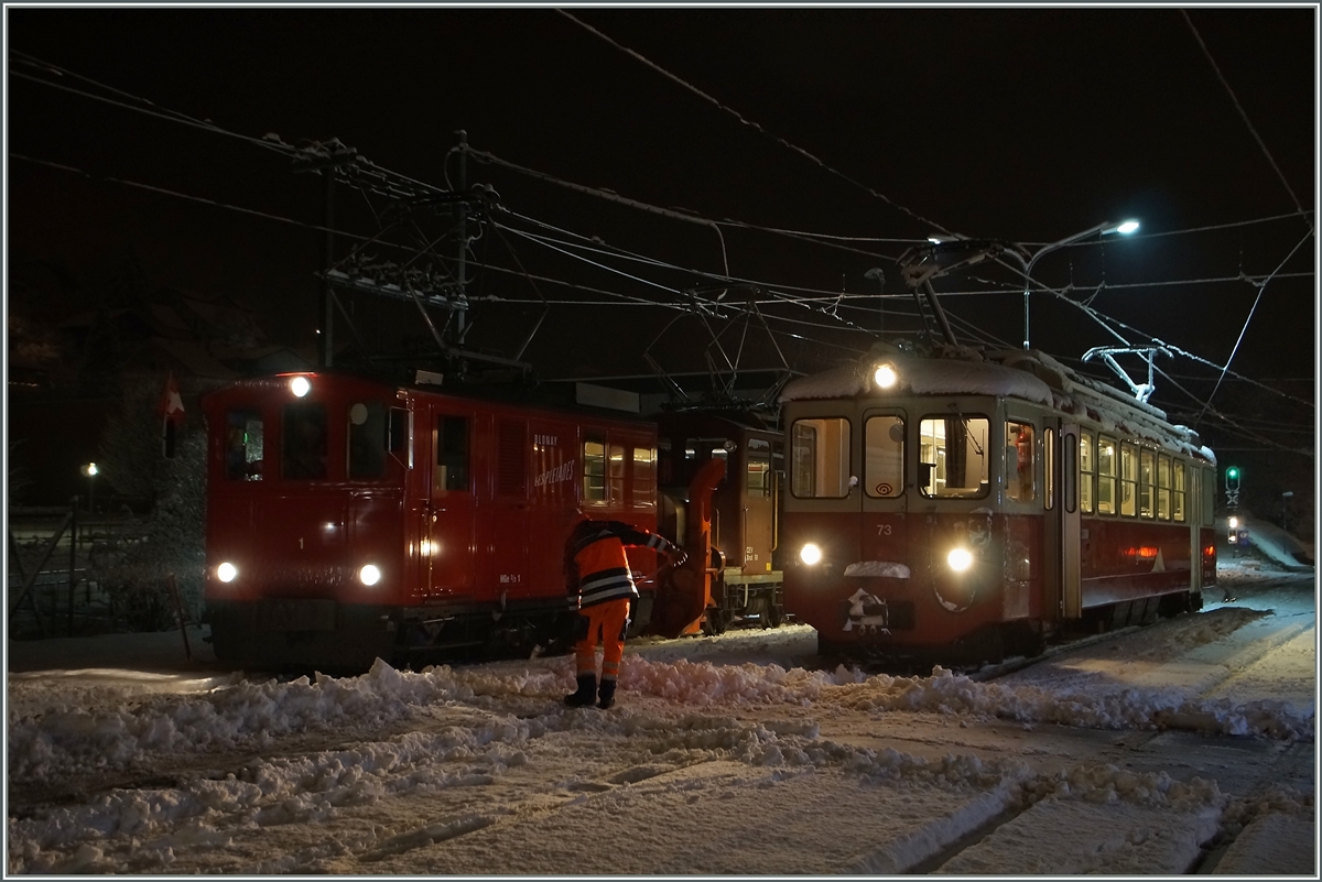 Die HGe 2/2 N° 1 mit Xrot wartet auf die Fahrt Richtung Les Pléiades und der BDeh 2/4 N°73 auf die ersten Fahrgäste des Tages.
27. Jan. 2015