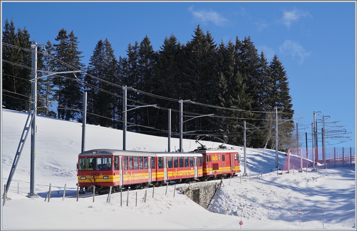 Die HGe 4/4 31 fhrt mit ihrem passenden Zug kurz vor Col-du-Soud talwrts.

5. Mrz 2019  
