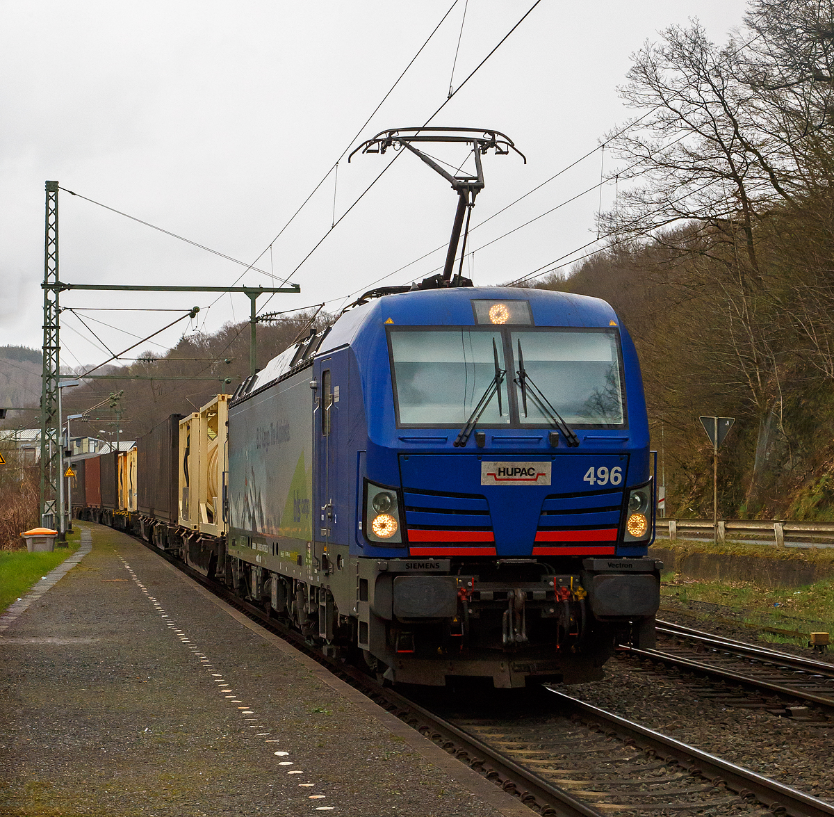 Die HUPAC 496 bzw. BLS Cargo 496 - 193 496 (91 80 6193 496-7 D-BLSC) fährt am 08.04.2022 mit einem KLV-Zug durch den Bf Scheuerfeld (Sieg) in Richtung Köln.

Die Siemens Vectron MS wurde 2018 von Siemens Mobilitiy in München-Allach unter der Fabriknummer 22390 gebaut und an die HUPAC SA. geliefert. Eigentümer der Lok ist die HUPAC Intermodal SA (Chiasso) und wurde bei der BLS Cargo eingestellt und/oder vermietet. Sie hat die Zulassungen für Deutschland, Österreich, Schweiz, Italien und die Niederlande (D, A, CH, I, NL). Die Vectron MS hat eine Leistung von 6,4 MW und eine Höchstgeschwindigkeit von 160 km/h.