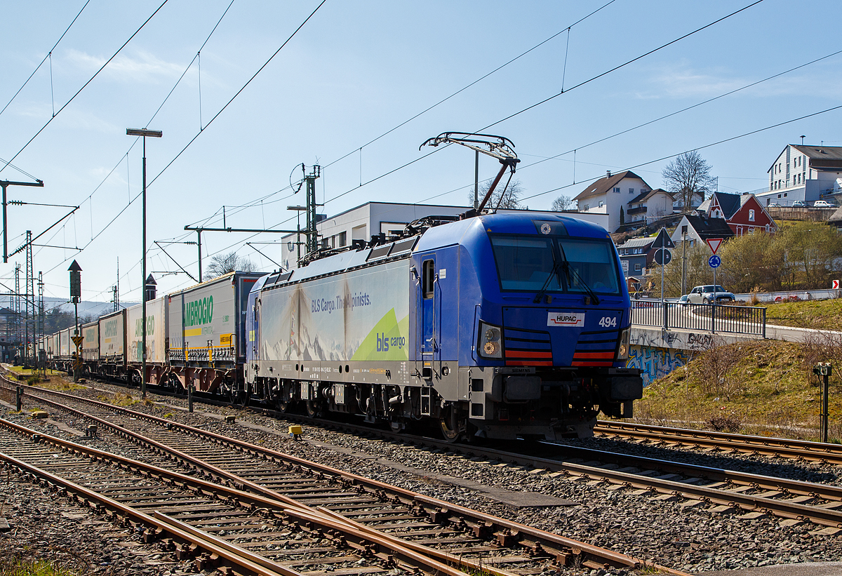 Die HUPAC bzw. BLS Cargo 494 - 193 494 (91 80 6193 494-2 D-BLSC) fährt am 24.03.2021 mit einem KLV-Zug, auf der Siegstrecke durch Niederschelden in Richtung Siegen.

Die Siemens Vectron MS wurde 2018 von Siemens Mobilitiy in München-Allach unter der Fabriknummer 22307 gebaut und an die HUPAC SA. geliefert. Die Lok wurde bei der BLS Cargo eingestellt und/oder vermietet. Sie hat die Zulassungen für Deutschland, Österreich, Schweiz, Italien und die Niederlande (D, A, CH, I, NL). Die Vectron MS  hat eine Leistung von 6,4 MW und eine Höchstgeschwindigkeit von 160 km/h.
