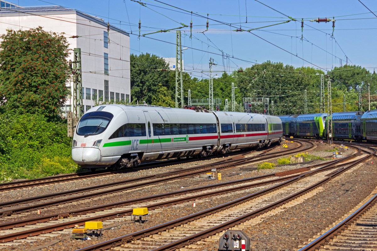 Die ICE-T-Garnitur 411 026 hat soeben im Hamburg-Altona die Fahrt in Richtung Süden begonnen und hält in Kürze am Hauptbahnhof der Hansestadt.