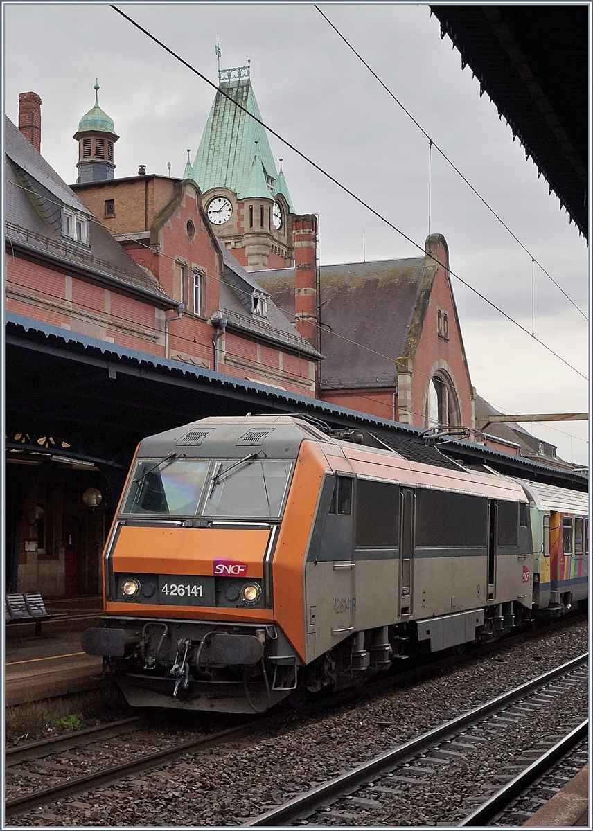 Die Immer wieder eindrcklich sind die 200 km/h schnellen TER 200, die zwischen Strasbourg und Basel verkehren. Das Bild zeigt die SNCF BB 26 141 (Sybic) welche mit ihrem TER 200 96214 in Colmar einen kurzen Halt einlegt. Obwohl das schne Empfangsgebude in Colmar an ein Schottisches Schloss erinnert, wurde es nach angepassten Plnen des Bahnhofs von Danzig gebaut und 1907 eingeweiht.
13. Mrz 2018