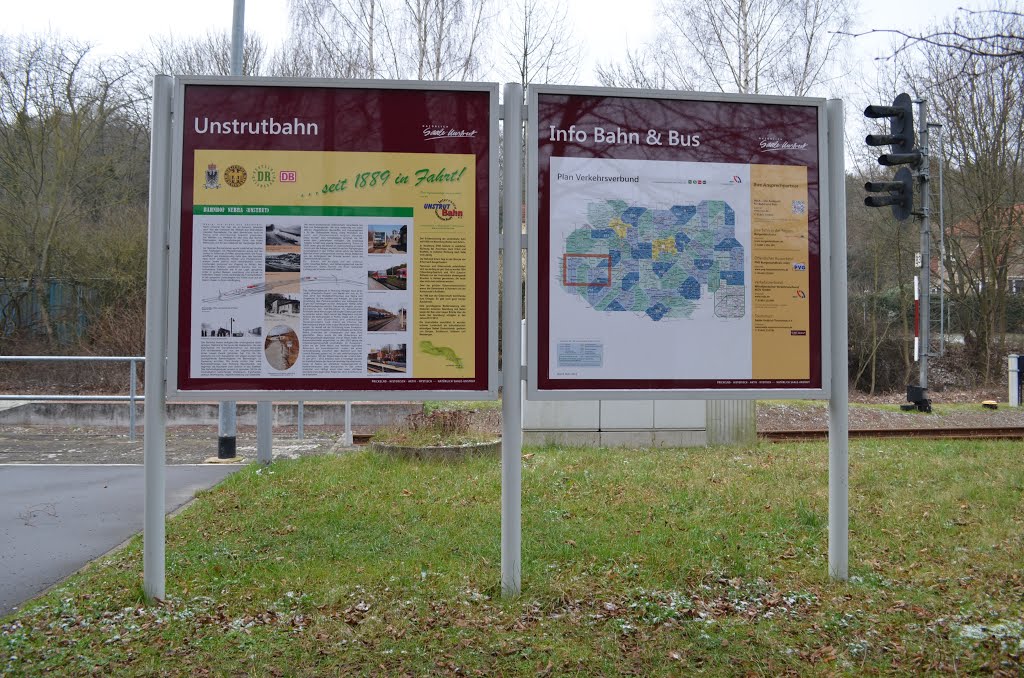 Die Infotafeln der IG Unstrutbahn e.V. am 03.01.2016 am Bahnhof Nebra. (Foto: EC Vindobona)