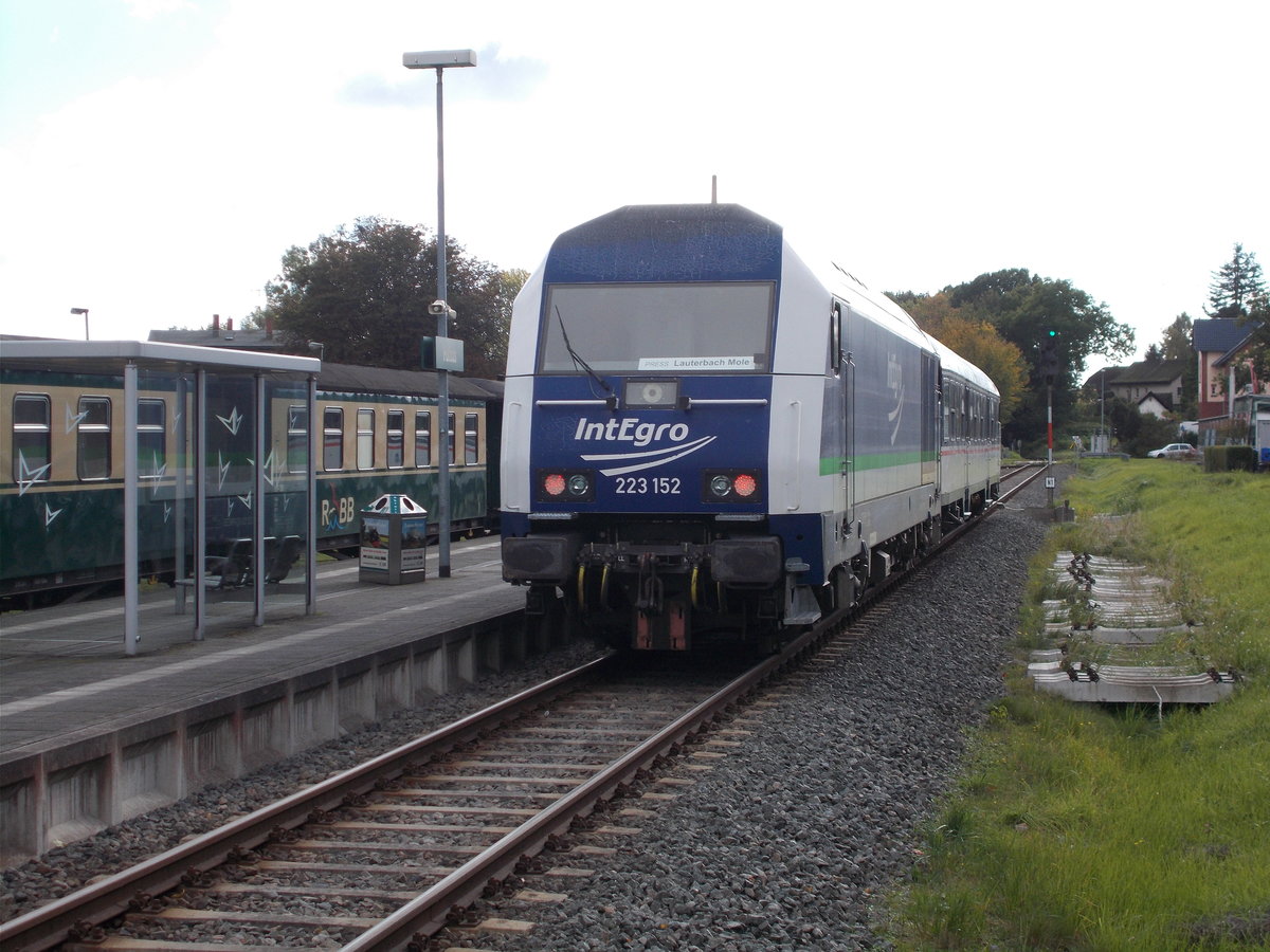 Die IntEgro 223 152 schob den planmigen RE nach Lauterbach Mole,am 09.Oktober 2017,aus Putbus.