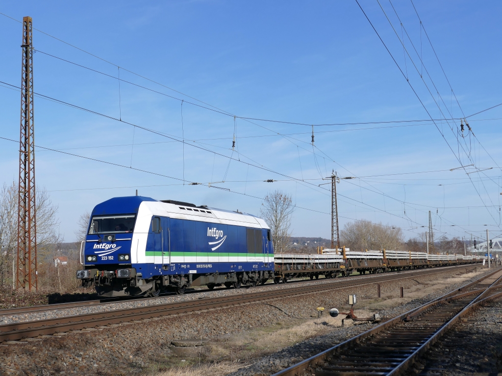 Die IntEgro 223 152 zog am 09.02.2023 in Naumburg (S) Hbf einen Schwellenzug mit der PRESS 204 033 am Zugschluss nach Jena-G�schwitz.