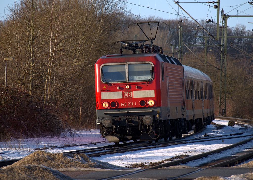 Die inzwischen z-gestellte 143 211-1 hat hier mit der RB nach Neumünster Einfahrt in den Bhf von Schleswig. 02.01.2011