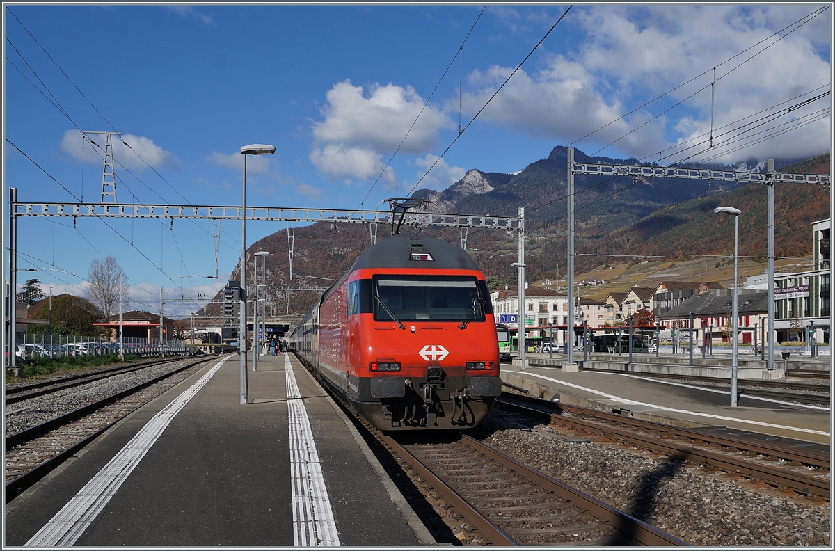 Die den IR90 schiebende SBB Re 460 bei der Ankunft in Aigle. 

5. Nov. 2021
