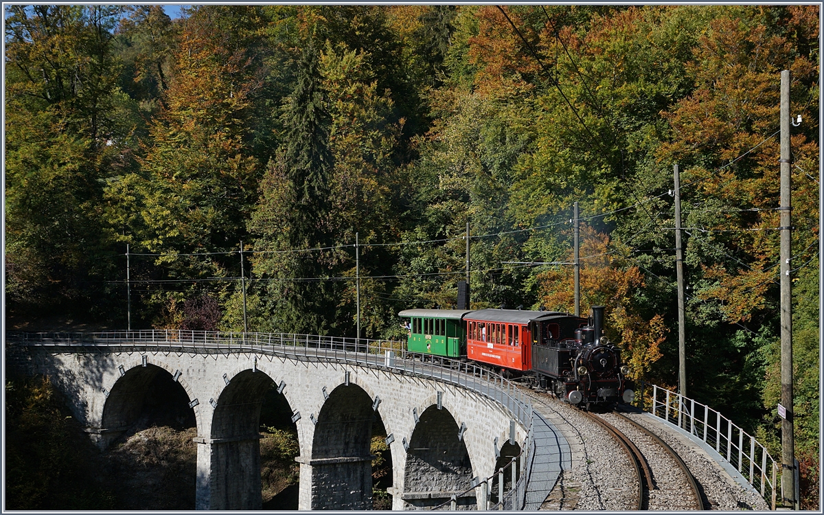 Die JS/BAM G 3/3 N° 6 mit ihrem bunten Dampfzug auf dem Baie de Clarens Viadukt auf der Fahrt nach Chaulin.
15. Okt. 2018 