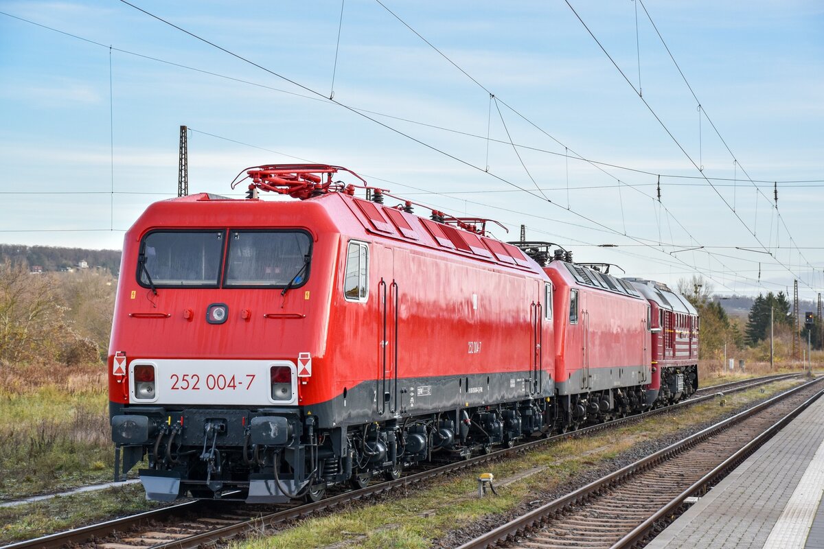 Die in Karsdorf frisch lackierte DR 252 004-7 (91 80 6156 004-4 D-FWK) wurde an 18.11.2025 von der EBS V200 507 nach Naumburg (S) Hbf überführt. Dazwischen hängt noch die FWK 156 003-6. (Foto: Maik Köhler)