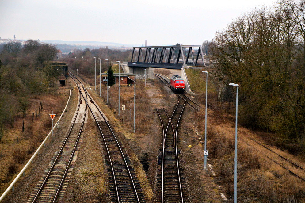 Die KBS 551 Zeitz - Wei�enfels �berquert bei Zangenberg das Gleis zum 
Gbf Zeitz. DB 233 314-4 hat am 17.02.2017 die �bergabe von Leipzig-Engelsdorf nach Zeitz gebracht und f�hrt Lz zur�ck nach Leipzig. Links die Strecke Zeitz - Leipzig und rechts liegt noch das Gleis in Richtung Tr�glitz (VEB Hydrierwerk Zeitz).