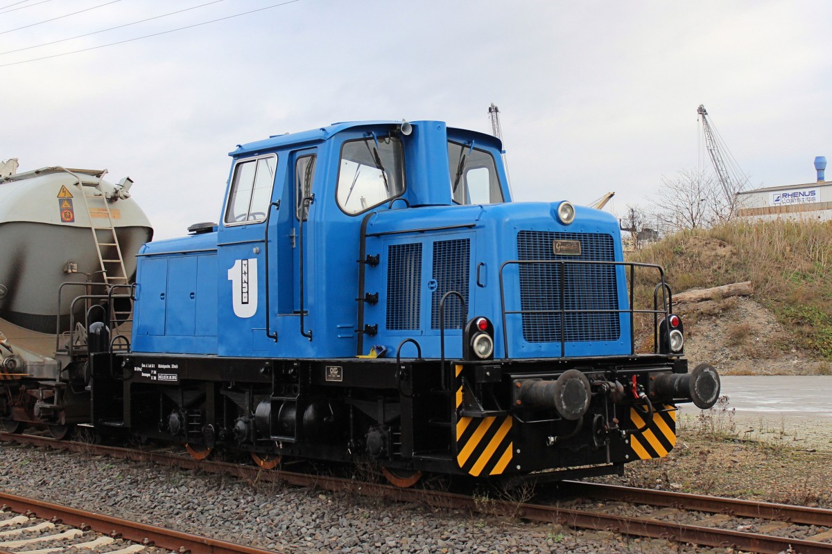 Die kleine Gmeinder Lok, Fabrik Nr. 5275, Baujahr 1962, am 06.12.2015 in Hamburg - Hohe Schaar, Gleisanschluß der Firma Deuna Zement GmbH (Werk Hamburg).