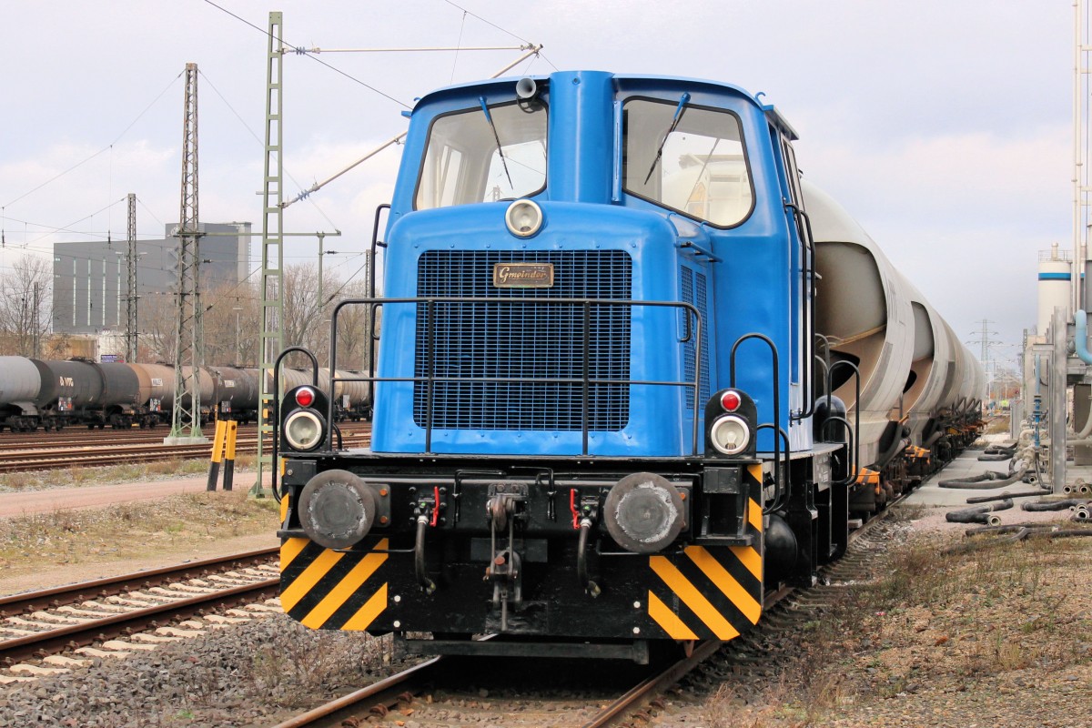 Die kleine Gmeinder Lok, Fabrik Nr. 5275, Baujahr 1962, am 06.12.2015 in Hamburg - Hohe Schaar, Gleisanschluß der Firma Deuna Zement GmbH (Werk Hamburg).