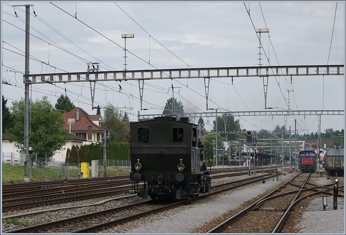 Die kleine ST Dampflok E 3/3 N° 5 auf grosser (Rangeier)-Fahrt in Sursee: Um ihren von Triengen nach Sursee gebrachten Zug wieder nach Triengen zurückzuziehen muss der Wagenpark auf der Gleisanlage südlich des Personenbahnhofs von Sursee umfahren werden.
27. Aug. 2017