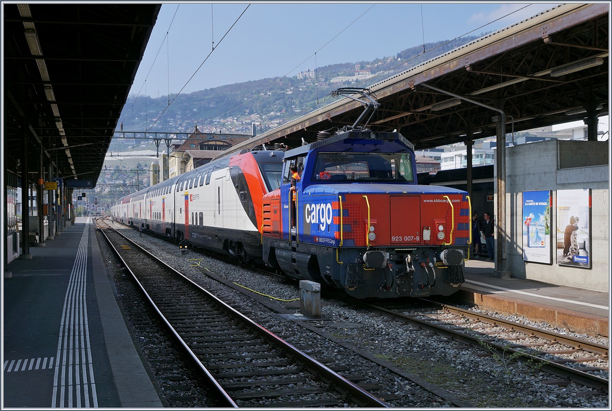 Die kleine Stadler SBB Cargo Eem 923 007-9 kümmert sich in Vevey um den grossen Bombardier RABe 502 Twindexx.
11. April 2017