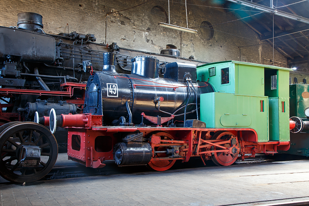 
Die Krauss Bn2t-Industriedampflok 43, ex ARBED-Saarstahl 43, ex Gebr. Röchling, Hütte Völklingen 23 (später 43), am 05.05.2016 im Eisenbahnmuseum Dieringhausen. 

Die Lok ist die älteste Lokomotive des Museums. Die Hochofen-Dampflok wurde 1906 von Krauss in München unter der Fabriknummer 5437 gebaut und an die Völklinger Eisenwerk Gebrüder Röchling OHG (heute Saarstahl AG) geliefert, auf der Völklinger Hütte war sie bis 1980 im Einsatz, 1984 kam sie nach Dieringhausen. 

Durch ihre gedrungene Bauweise konnte sie unter den Hochöfen die Roheisen-, bzw. Schlackewagen abfahren. 

Technische Daten der Lok:
Spurweite: 1.435 mm
Achsfolge: B
Länge über Puffer: 6.450 mm
Leistung:  150 PS
Gewicht: 20 t
Höchstgeschwindigkeit: 20 km/h