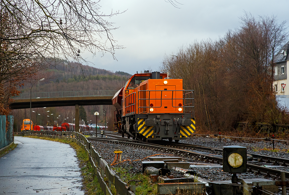 Die KSW 44 (92 80 1271 004-4 D-KSW) die MaK G 1000 BB der KSW (Kreisbahn Siegen-Wittgenstein) kommt am 29.01.2021 mit einem Schüttgutwagen der Gattung Tds 937 aus Burbach-Würgendorf, in Herdorf an wo es gleich auf dem KSW-Rangierbahnhof (links im Bild) geht.

Die in dem Wagen war Ammoniumnitrat (Gefahrguttafel 50 / 1942) welches zur Herstellung von Sprengstoffen verwendet wird. Ammoniumnitrat (NH4NO3) ist das Salz, das sich aus Ammoniak und Salpetersäure bildet.