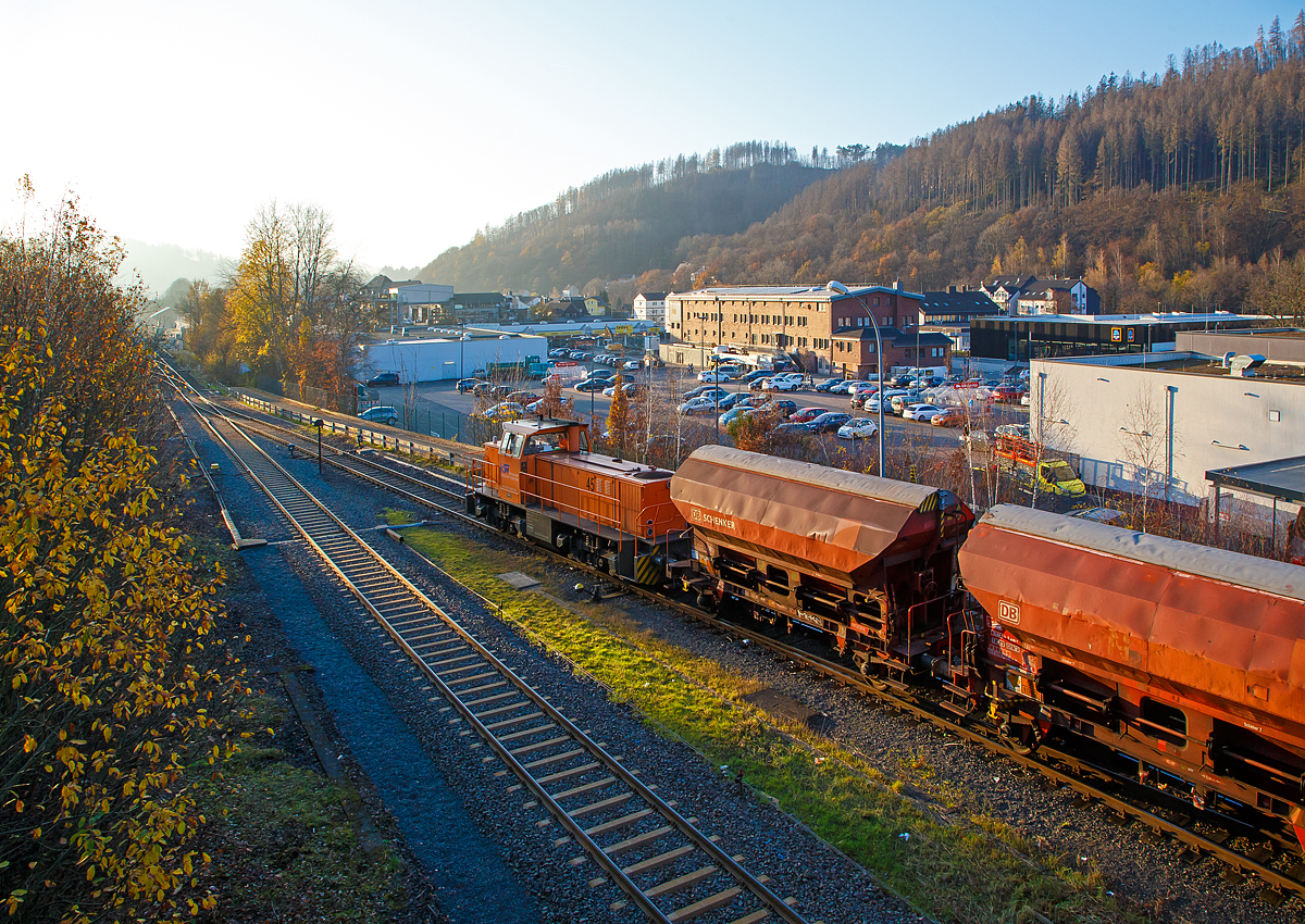 
Die KSW 45 (98 80 0276 016-9 D-KSW) eine MaK G 1204 BB der Kreisbahn Siegen-Wittgenstein fährt am 27.11.2020, mit einem langen Übergabezug, von dem Rbf der KSW (Betriebsstätte  Freien Grunder Eisenbahn  - NE 447) in Herdorf in Richtung Betzdorf (Sieg).

Es war ein beträchtlich langer Zug, aber trotzdem reicht alleine die Zugkraft der  MaK G 1204 BB mit einer Leistung von 1.120 kW (1.522 PS), da die Wagen alle leer sind. Die KSW bringt solche Wagenzüge (Übergabezüge) an Werktagen täglich (meist nachmittags) über Betzdorf (Sieg) zum DB Rbf Kreuztal. Dort werden dann wieder von der DB Cargo Züge für die einzelnen Bestimmungsorte zusammengestellt und abgefahren.  

Die Lok ist übrigens eine ehemalige Schweizerin, sie wurde 1991 unter der Fabriknummer 1000866 bei MaK gebaut und an die Sersa AG als Am 847 953-7  Bettina  geliefert. Im Jahr 1998 ging sie wieder nach Deutschland zur MaK / Vossloh Locomotives zurück, wo sie als Mietlok zur Verfügung stand. Nach mehreren Stationen als Mietlok (u.a. 2006 auch bei der KSW) wurde sie dann 2007 von der KSW gekauft und am 23.08.2007 nach Siegen überführt.

Man beachte (im Bild) die Berghöhen, die Fichten sind alle nicht mehr grün. Da haben die Borkenkäfer ganze Arbeit geleistet und so werden z.Z. hier alle Fichten abgeholzt. Das Landschaftsbild der Region hat sich schon stark verändert und wird dies auch noch weiter tun. Ein Glück das sich unsere Wälder hier nicht nur aus Fichten bestehen.