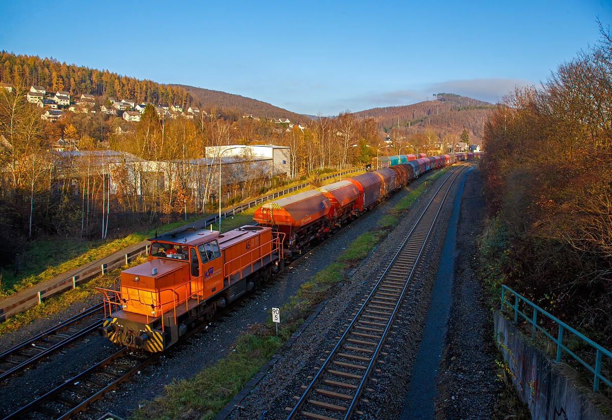 
Die KSW 45 (98 80 0276 016-9 D-KSW) eine MaK G 1204 BB der Kreisbahn Siegen-Wittgenstein fährt am 27.11.2020, mit einem langen Übergabezug, von dem Rbf der KSW (Betriebsstätte  Freien Grunder Eisenbahn  - NE 447) in Herdorf in Richtung Betzdorf (Sieg).

Es war ein beträchtlich langer Zug, aber trotzdem reicht alleine die Zugkraft der  MaK G 1204 BB mit einer Leistung von 1.120 kW (1.522 PS), da die Wagen alle leer sind. Die KSW bringt solche Wagenzüge (Übergabezüge) an Werktagen täglich (meist nachmittags) über Betzdorf (Sieg) zum DB Rbf Kreuztal. Dort werden dann wieder von der DB Cargo Züge für die einzelnen Bestimmungsorte zusammengestellt und abgefahren.  

Die Lok ist übrigens eine ehemalige Schweizerin, sie wurde 1991 unter der Fabriknummer 1000866 bei MaK gebaut und an die Sersa AG als Am 847 953-7  Bettina  geliefert. Im Jahr 1998 ging sie wieder nach Deutschland zur MaK / Vossloh Locomotives zurück, wo sie als Mietlok zur Verfügung stand. Nach mehreren Stationen als Mietlok (u.a. 2006 auch bei der KSW) wurde sie dann 2007 von der KSW gekauft und am 23.08.2007 nach Siegen überführt.