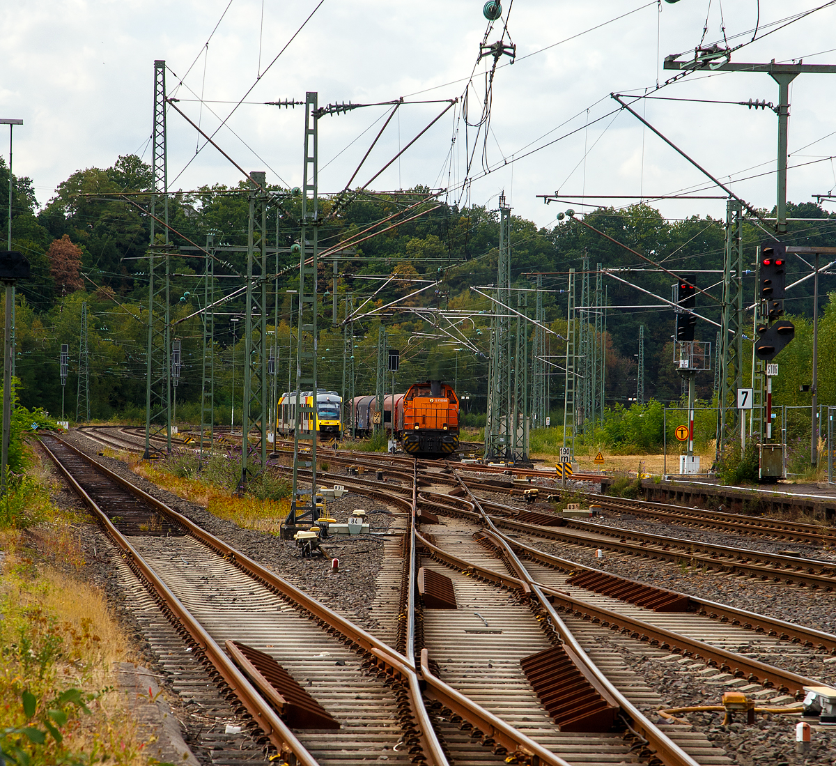 Die KSW 46 bzw. 277 807-4 (92 80 1277 807-4 D-KSW), die Vossloh G 1700-2 BB der Kreisbahn Siegen-Wittgenstein, verlässt am 30.08.2022, mit einem Coil-Güterzug, den Bahnhof Betzdorf (Sieg)  in Richtung Herdorf.