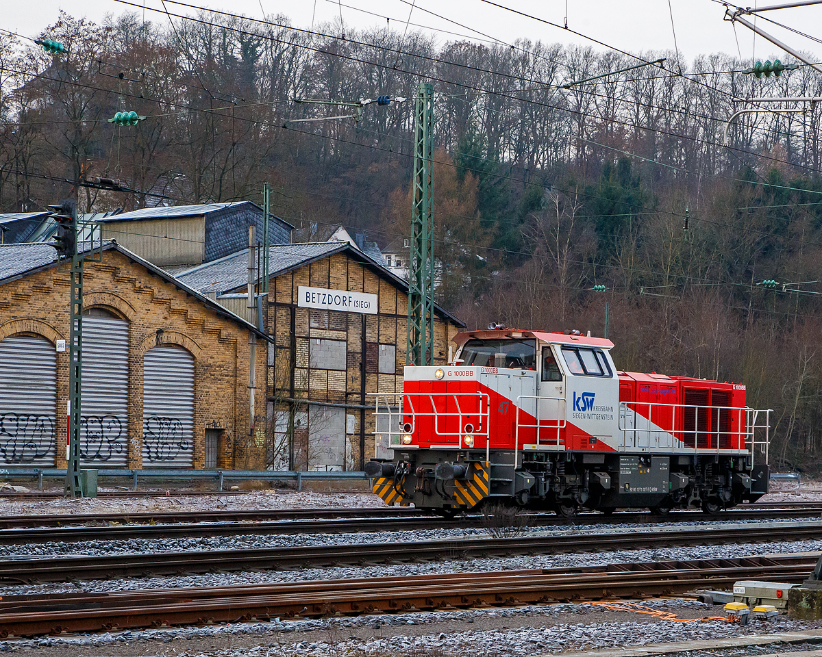 Die KSW 47 (92 80 1271 027-5 D-KSW), ex D 2 der HFM, eine Vossloh G 1000 BB der KSW (Kreisbahn Siegen-Wittgenstein), hat am 12.01.2022 aus Herdorf kommenden Betzdorf (Sieg) erreicht und fährt nun ich Richtung Siegen.