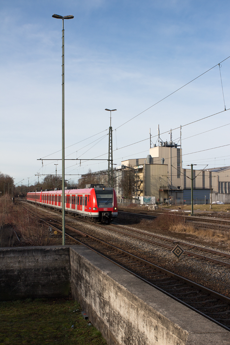 Die Kulisse des Lagerhauses der  Lagerhaus Feldkirchen Betriebs GmbH  diente am 04.02.17 als Motiv für den 423 664-2, der mit einem Schwesterfahrzeug in Feldkirchen als S2 nach Erding unterwegs war.