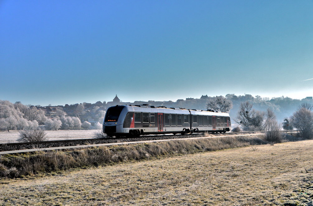 Die Landschaft bei Nebra ist noch mit Reif bedeckt als abellio 1648 910 als
RB 80555 von Wangen nach Naumburg Ost am 02.01.2020 zwischen Nebra und Zingst unterwegs ist.