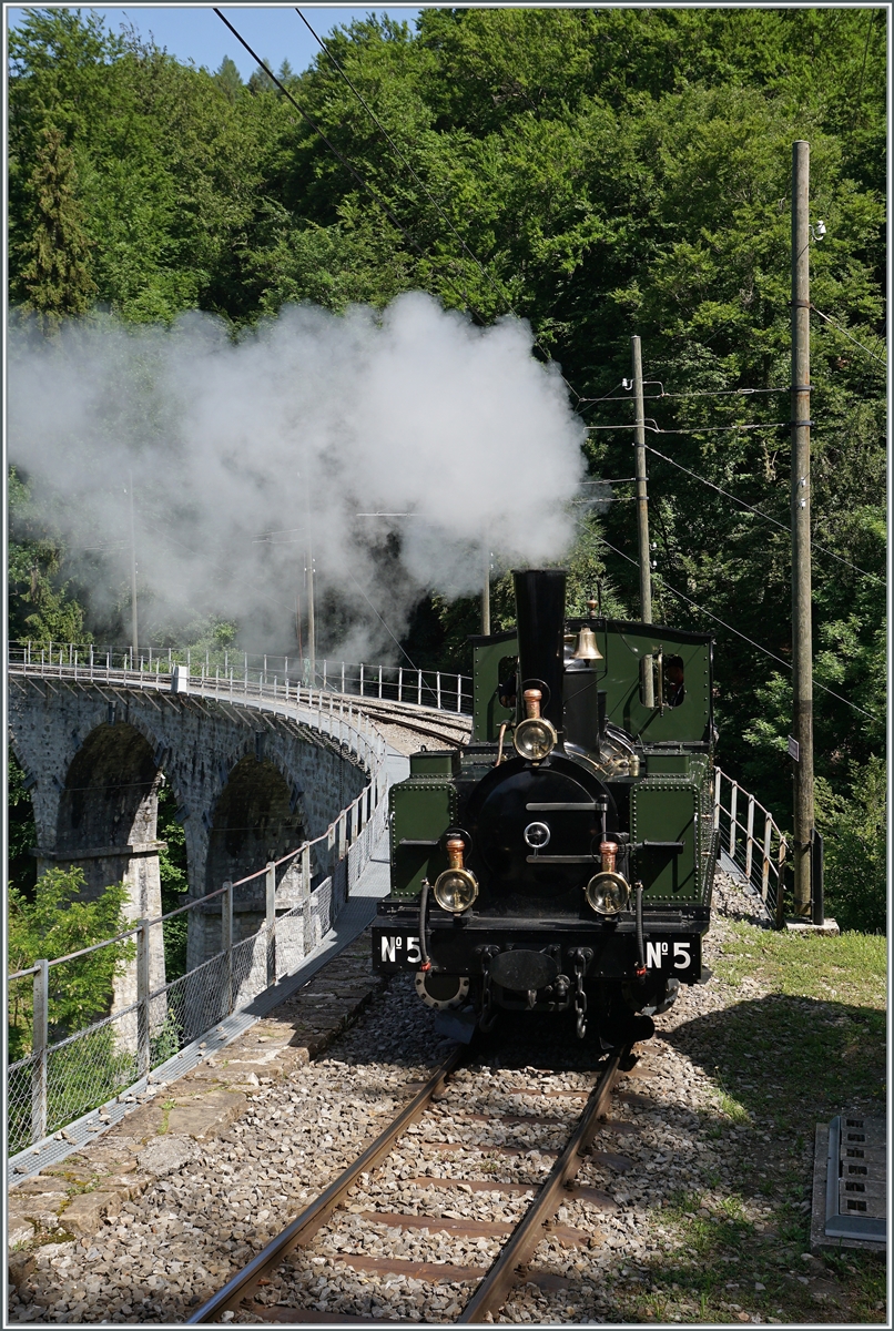 Die LEB G 3/3 N° 5 (Baujahr 1980) verlässt bei Vers Chez Rober den Baye de Clarens Viadukt. 

4. Juni 2022