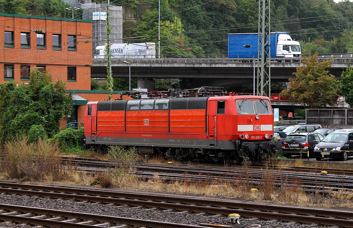 Die leicht zweifarbige 181 220-5 stand am 16.09.2013 abgestellt im Hbf Koblenz.